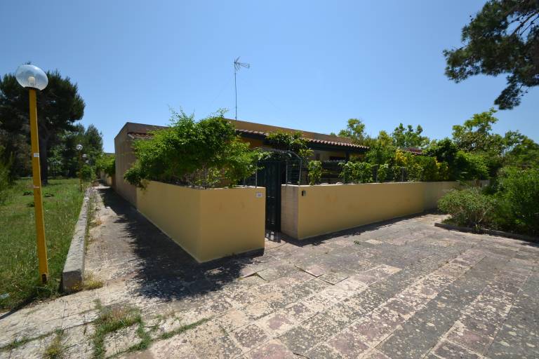 House with yard | Garden view — photo 2
