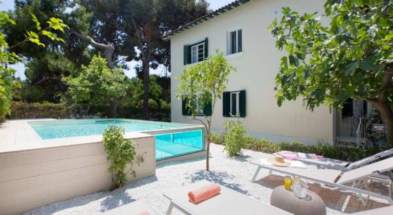 Villa with yard & pool in Glyfada