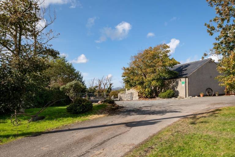 Farmhouse Caergeiliog