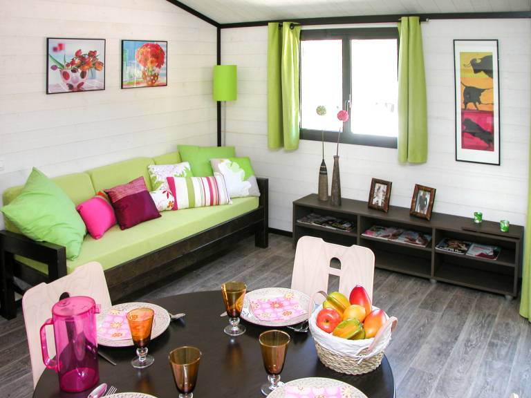 Children-friendly vacation home with patio, pool & yard | Pets allowed — photo 3