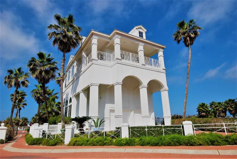Casa De Haralambos - Private Home just steps from beach access — photo 2