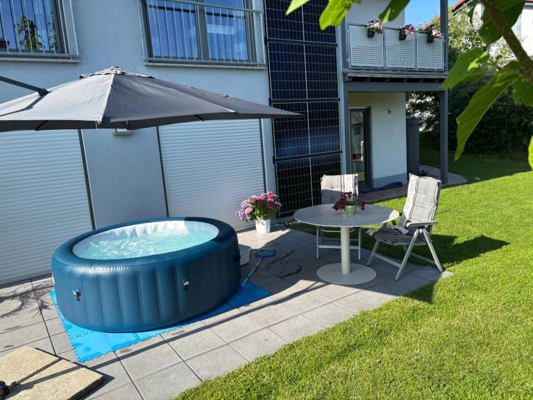 Cozy Holiday Apartment with Sun Terrace and Whirlpool in Giessen