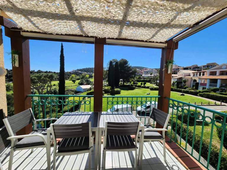 Holiday apartment with terrace & jacuzzi in Saint-Raphaël