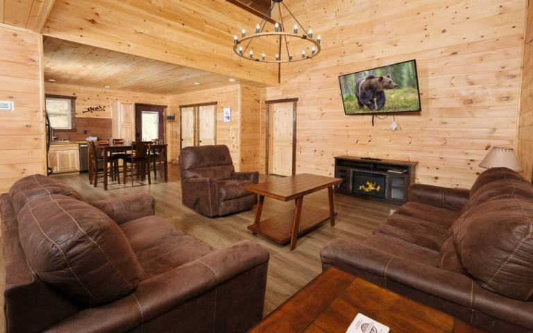 Peaceful wooded views and a cozy hot tub! - White Pine Lodge — photo 4
