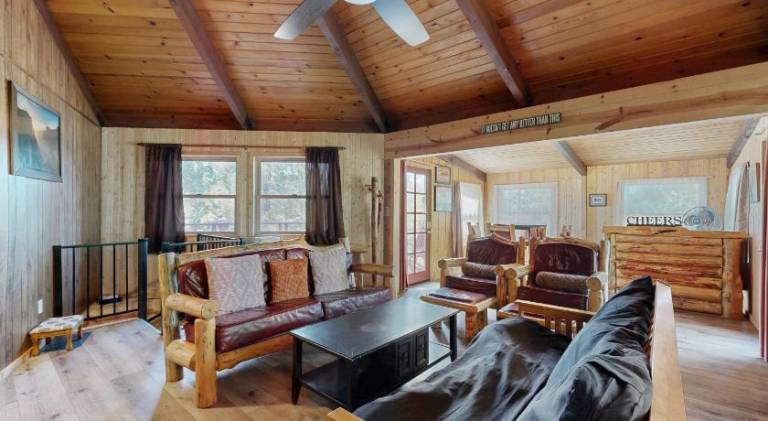 Vacation home with pool | Pets allowed — photo 2