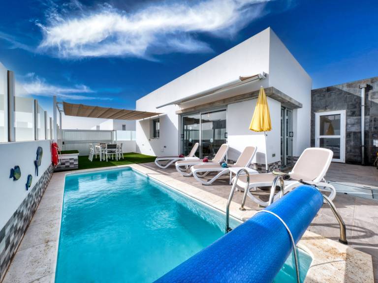 House with BBQ, yard & private pool — photo 2