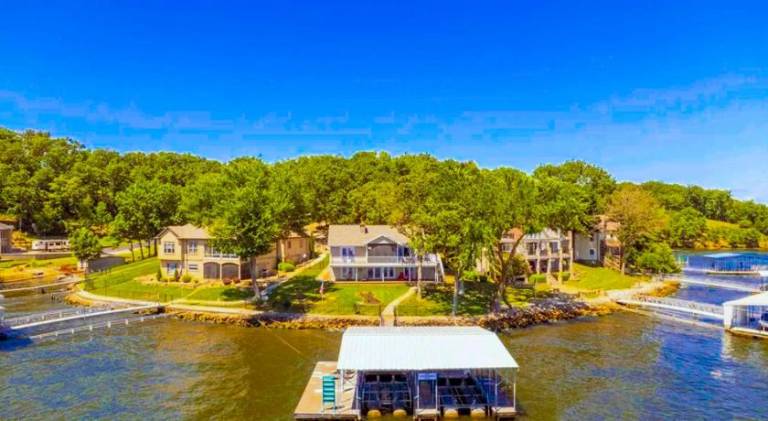 Vacation home with 3 rooms for 16 persons in Lake Ozark, MO
