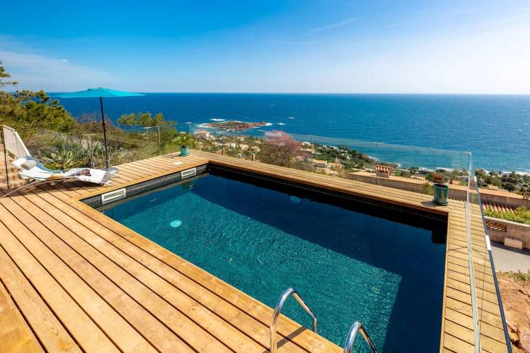 Vacation home with terrace, yard & heated pool | Beach view — photo 5