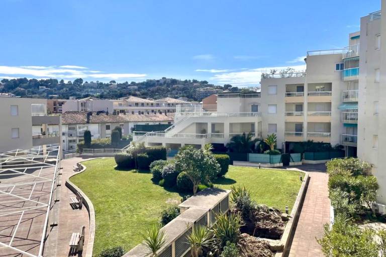 Child-friendly rental apartment with patio | Beach nearby | Pets are welcome in Toulon