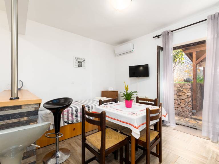 Rental apartment with patio — photo 2