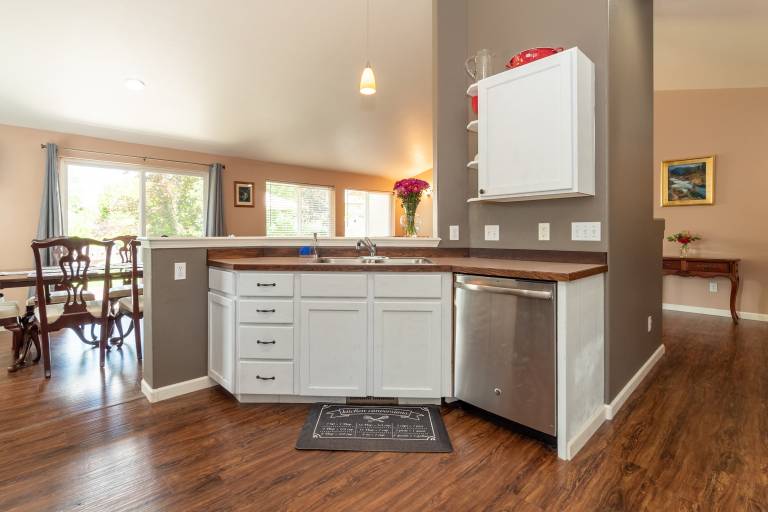 House with yard & barbeque | Mountain view — photo 4