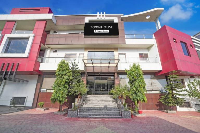 Super Townhouse Lalghati Near Airport