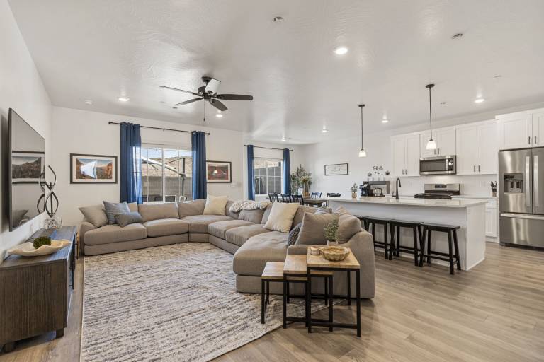 Child-friendly beautiful house with hot tub, pool & barbecue | Dogs allowed in Washington, UT