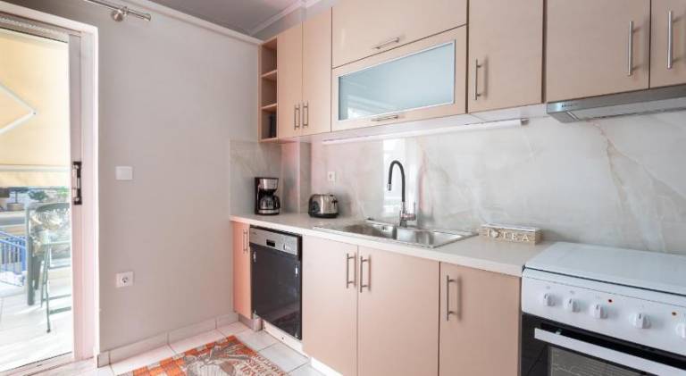 Comfortable 3-Bedroom Seaside Maisonette — photo 5