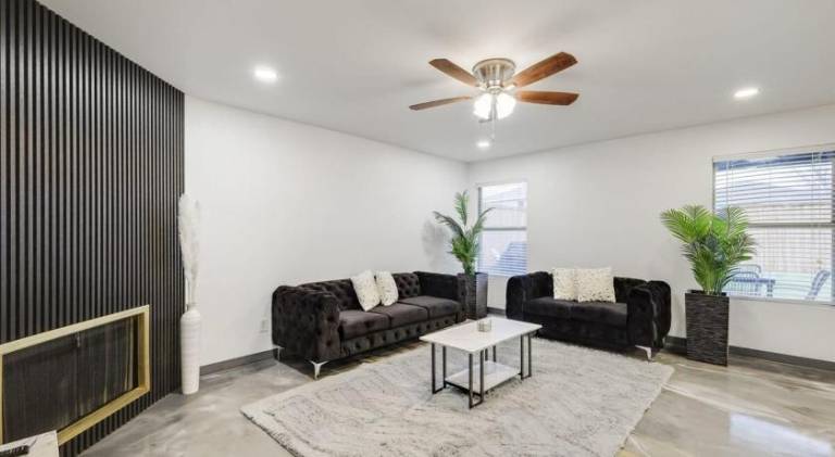 Elite 5BR 3,5BA Holiday Home with Game Room, Hot Tub, & Sauna — photo 4