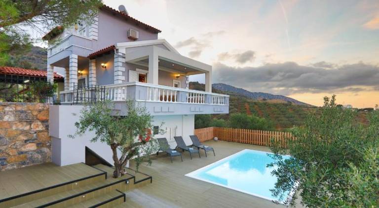 Villa with terrace, BBQ & private pool in Malevizi