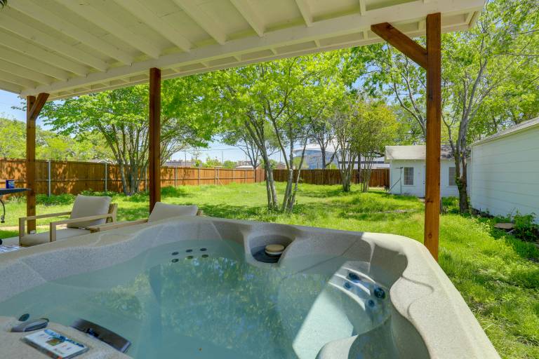 1 Block to Dallas Stadium! Home w/ Hot Tub! — photo 2