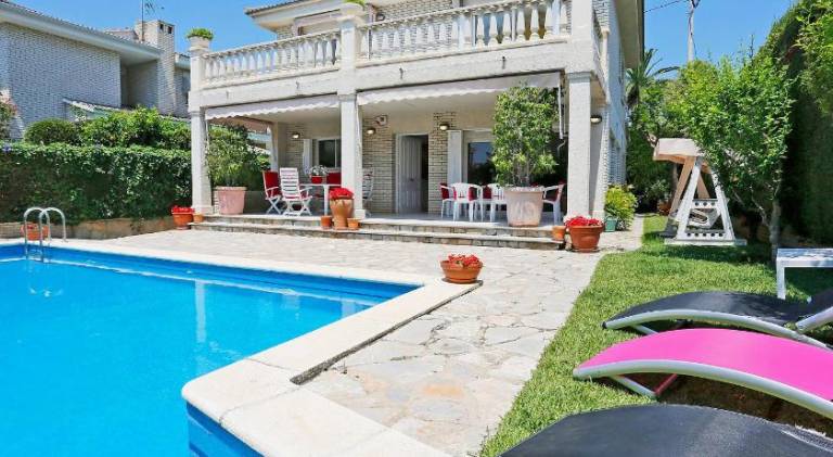 Vacation home with private pool & yard in Cambrils
