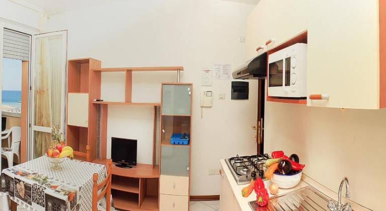 Serviced apartment with patio — photo 2