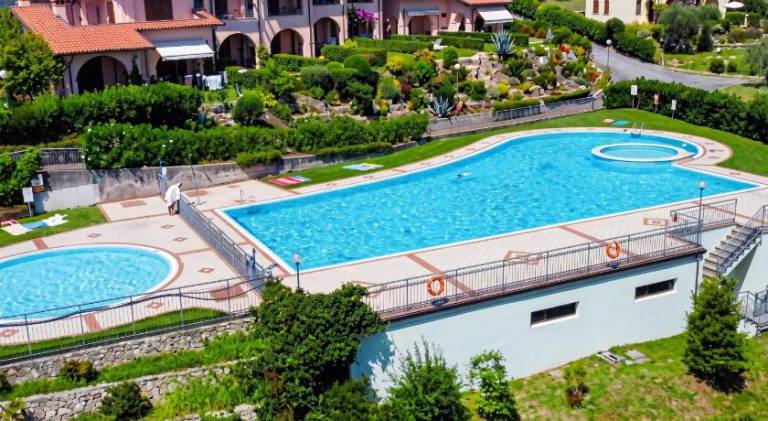 Rental apartment with pool in Gardone Riviera