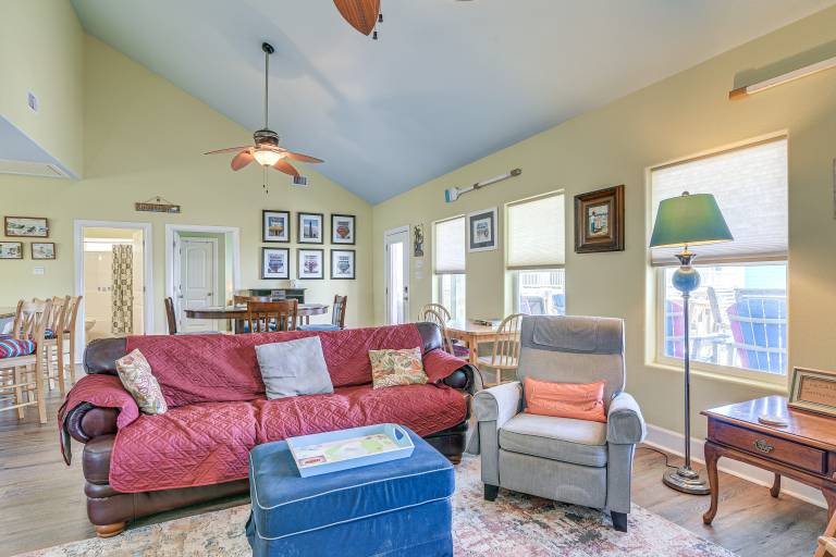 Steps to Crystal Beach! Family & Pet-Friendly Home — photo 5