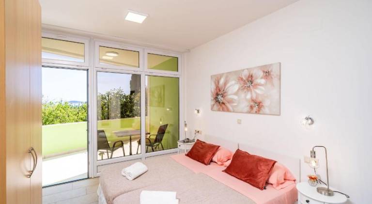 Apartment with terrace in Zupa dubrovacka