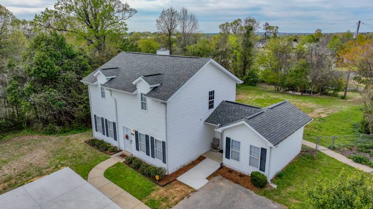 House with yard & BBQ | City view — photo 4