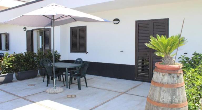 House with barbeque, yard & private pool | Pet-friendly — photo 4