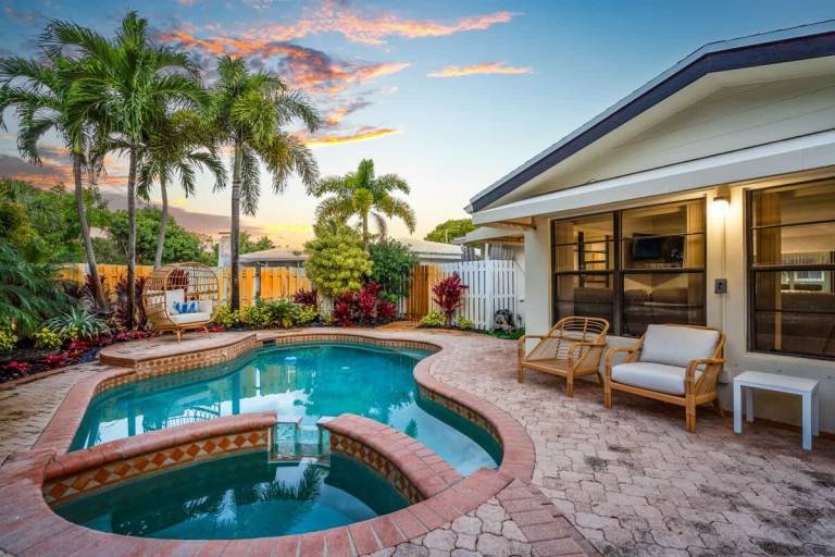 Tropical Getaway Heated Pool & Patio Retreat