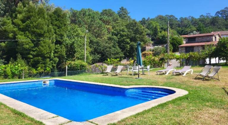 Fully equipped house with patio, yard & private pool | Pets are welcome in Vigo