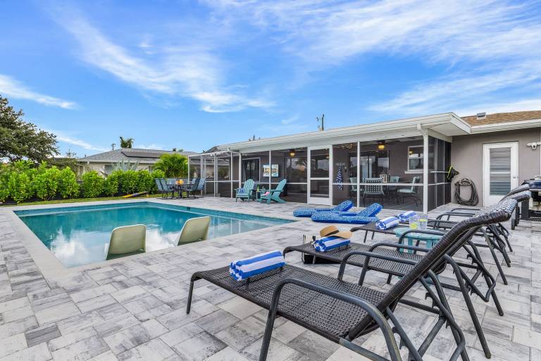 Vacation home with private pool & BBQ | Water view — photo 4