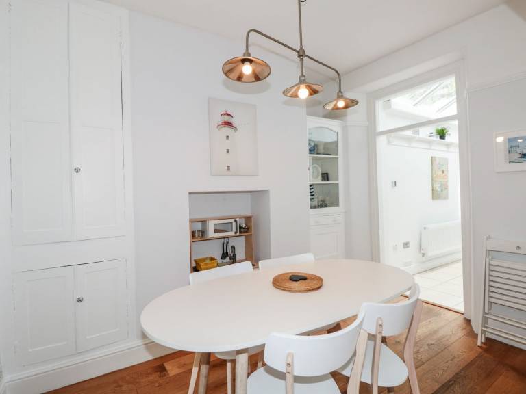 Family-oriented lovely cottage with yard & patio | Beach view | Pets are welcome — photo 4