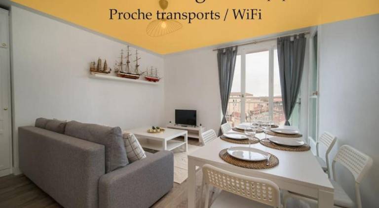 Fully equipped apartment balcony sleeps 7 wifi in Marseille