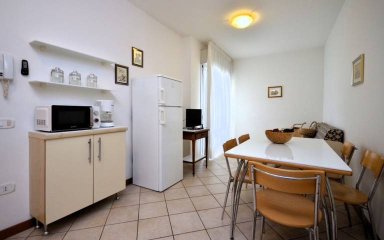 Holiday apartment with patio & pool | City view — photo 3