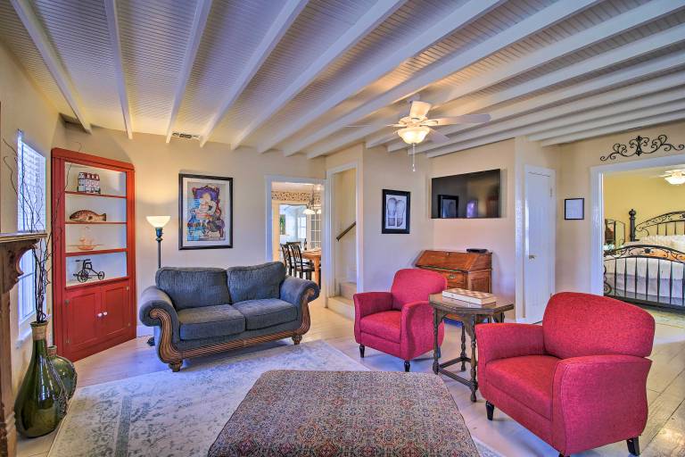 Grand Fredericksburg Retreat - Walk to Main St! — photo 5