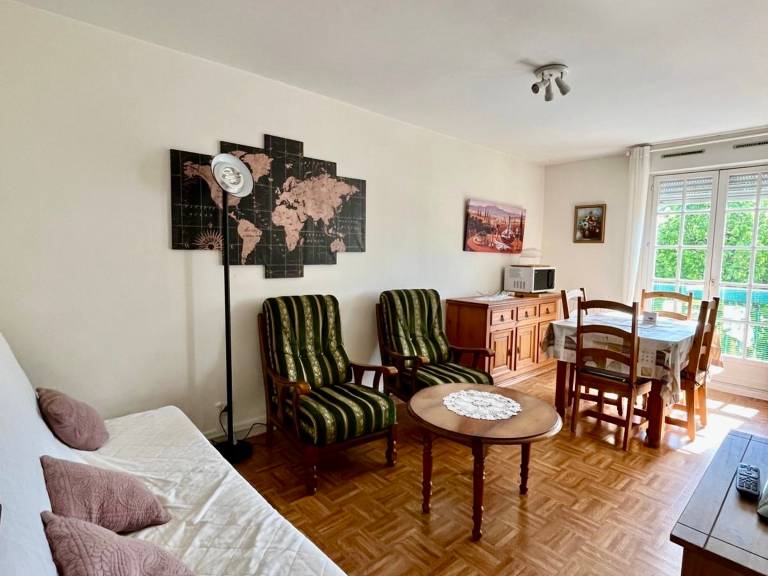 Apartment with 1 room for 5 persons in Loches