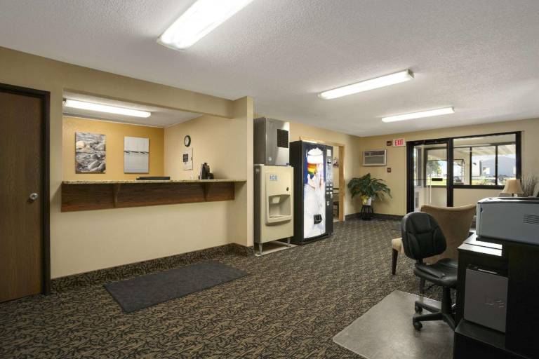 Super 8 By Wyndham Alexandria Mn — photo 4
