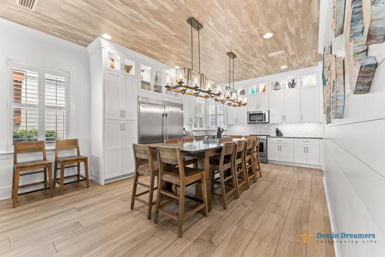Child-friendly vacation home with BBQ & heated pool | Pet-friendly — photo 5
