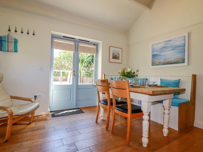Cottage with barbeque & yard | Beach view — photo 5