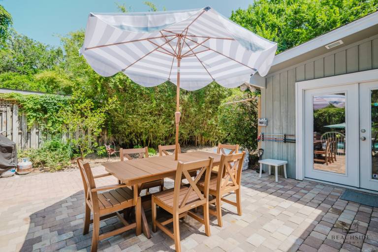 Vacation home with private pool, barbecue & patio — photo 2