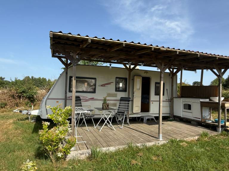 Caravan 'Vue Sur L'étang' with Lake View, Shared Pool and Private Terrace in Limoges