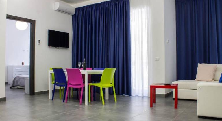 Serviced apartment with patio & sauna | Close to Catania Cathedral | Dogs allowed — photo 4