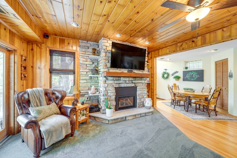 Charming Cottage Steps to Lake Wandawega