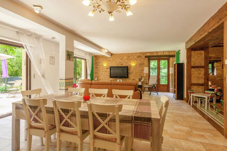 Vacation home with BBQ, private pool & garden | Nature view — photo 4