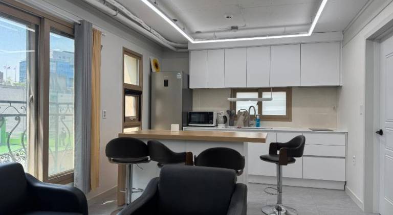 501 Seongsu Loft Cherry Blsm Han River airport bus — photo 5