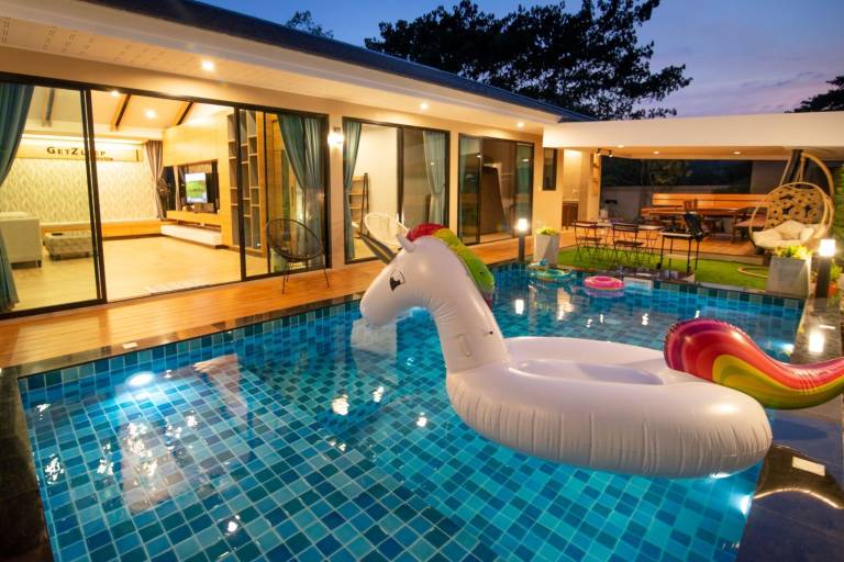 Villa with BBQ, garden & private pool | Suitable for remote work | Dogs allowed in Sattahip