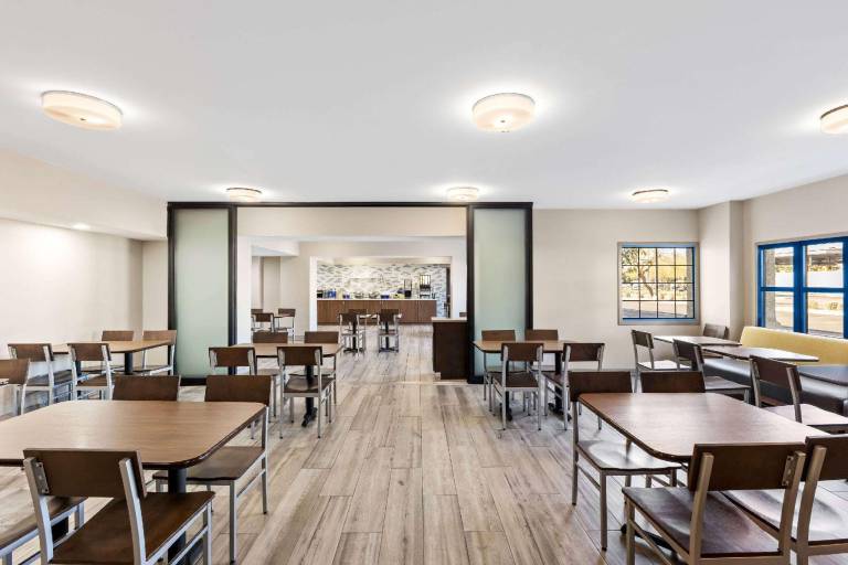 Days Inn & Suites by Wyndham Mesa Near Phoenix — photo 4
