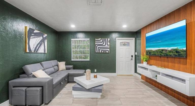 Vacation home with jacuzzi | Pet-friendly in Boca Raton, FL