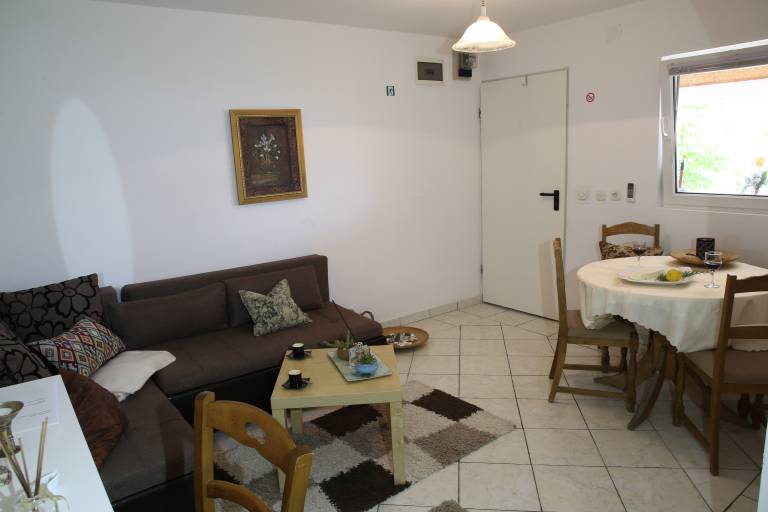 Apartment with yard, BBQ & patio — photo 4