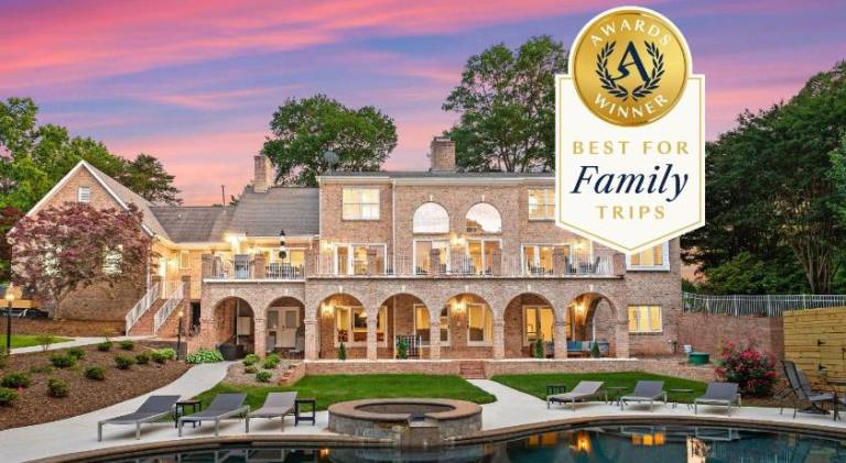 Shoreway Cove by AvantStay Waterfront Pool Dock in Huntersville, NC